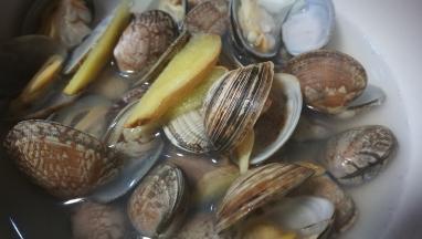 花蛤吐净砂 放入锅中焯水 加入姜片 花蛤一开口就捞出