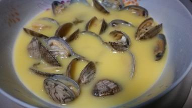 花蛤放在蒸盘 倒入蛋液 微波炉加热9分钟