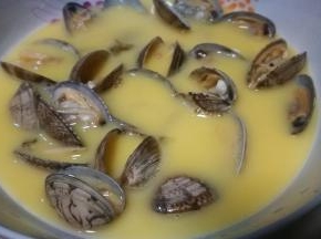 花蛤放在蒸盘 倒入蛋液 微波炉加热9分钟