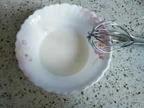 牛奶、油称重，加入盐搅拌均匀，放一旁备用