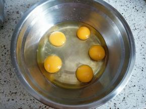 鸡蛋打入一个大的容器中