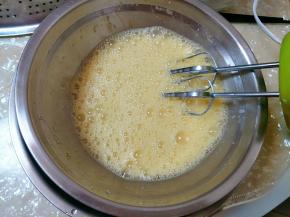 准备一盆40度左右的温水，鸡蛋隔水打发