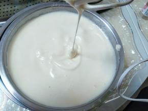 打到蛋液颜色变浅，体积明显变大