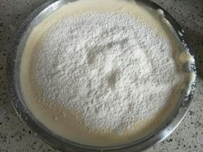 分三次筛入低筋面粉翻拌均匀，这个手法要轻要快，容易消泡