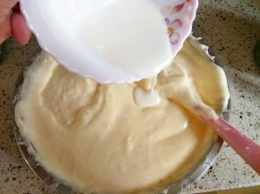 前面准备好的牛奶、油再搅拌均匀缓缓倒入面糊中