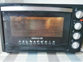 放入预热好的烤箱中下层160度烤40分钟