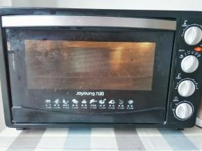 放入预热好的烤箱中下层160度烤40分钟