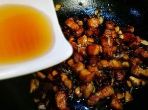 加入葱姜 加入料酒