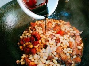 倒入黄豆 加生抽 少许老抽