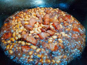 加适量清水炖煮至熟