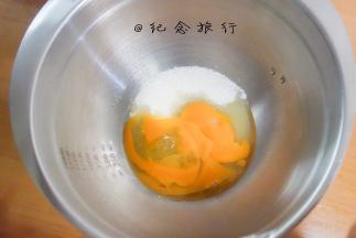2、	全蛋182g一次性加入白砂糖