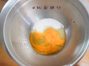 2、	全蛋182g一次性加入白砂糖