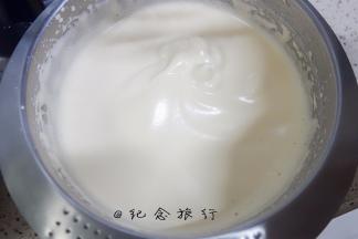 4、	低速整理气泡，一个点一个点慢慢移动把大气泡打掉，最后面糊是非常细腻有光泽的状态