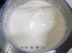 4、	低速整理气泡，一个点一个点慢慢移动把大气泡打掉，最后面糊是非常细腻有光泽的状态