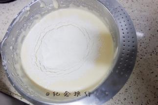 5、	分两次筛入低粉，一直到面糊混合充分，再筛第二次