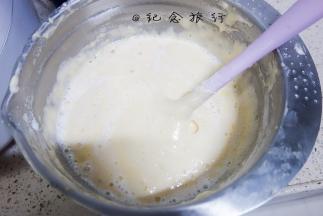 6、	把事先保温的牛奶、蜂蜜、黄油用刮刀隔着淋在盆里，这样不容易让液体沉底，用倒抽拌匀，