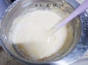 6、	把事先保温的牛奶、蜂蜜、黄油用刮刀隔着淋在盆里，这样不容易让液体沉底，用倒抽拌匀，