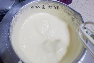 3、	60度热水隔打蛋盆打发全蛋至画八字不消失，粘稠蓬松的状态，打蛋头能挑起一坨不易流下即可