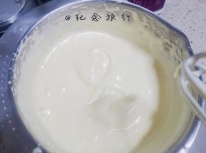 3、	60度热水隔打蛋盆打发全蛋至画八字不消失，粘稠蓬松的状态，打蛋头能挑起一坨不易流下即可