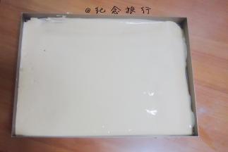 7、	将面糊倒入28*28的金盘 或35*25的金盘一个