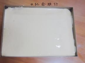 7、	将面糊倒入28*28的金盘 或35*25的金盘一个