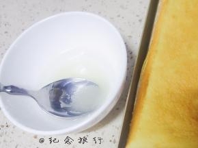 9、	糖水:30g热水+30g糖融化刷在海绵蛋糕片上直至完全吸收糖水即可