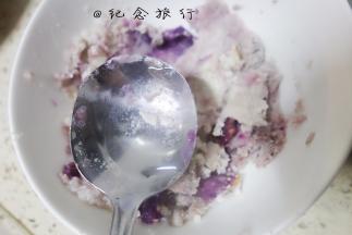 11、	趁热将荔浦芋头300g 紫薯40g 奶油100g 奶粉12g 糖50g 液态黄油10g混合均匀，如果很干可以适当再加一些牛奶，液体量根据泥的干湿度要灵活调节一下