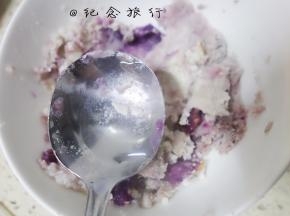 11、	趁热将荔浦芋头300g 紫薯40g 奶油100g 奶粉12g 糖50g 液态黄油10g混合均匀，如果很干可以适当再加一些牛奶，液体量根据泥的干湿度要灵活调节一下