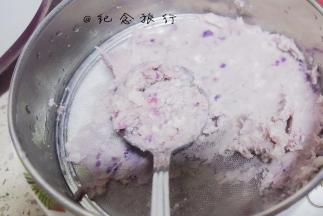 12、	将芋泥过筛备用，如果颜色不够好看还可以加一些紫薯粉调色