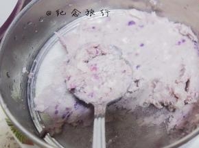 12、	将芋泥过筛备用，如果颜色不够好看还可以加一些紫薯粉调色