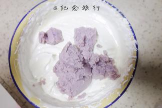 13、	芋泥奶油：奶油250g 糖16g 打至6分发加入过筛的芋泥90g