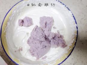 13、	芋泥奶油：奶油250g 糖16g 打至6分发加入过筛的芋泥90g