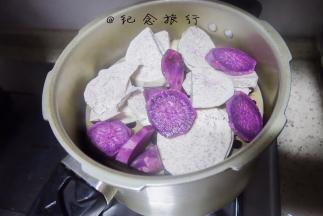 10、	做芋泥部分：先将芋头、紫薯去皮切片蒸熟，筷子能插进去即可