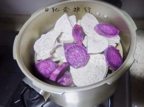10、	做芋泥部分：先将芋头、紫薯去皮切片蒸熟，筷子能插进去即可