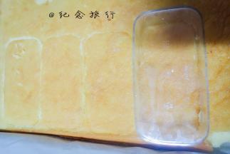 14、	组装：将海绵蛋糕用盒子蛋糕压出蛋糕胚，没个盒子需要两个蛋糕胚