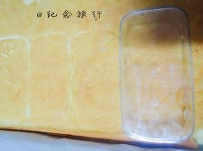 14、	组装：将海绵蛋糕用盒子蛋糕压出蛋糕胚，没个盒子需要两个蛋糕胚