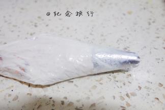 17、	裱花就看你自己了，各种造型都可以，我用的是八齿的花嘴跟圆嘴做的