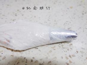 17、	裱花就看你自己了，各种造型都可以，我用的是八齿的花嘴跟圆嘴做的