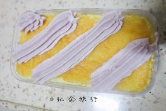 18、	裱花芋泥：挖一勺芋泥奶油加入过筛的芋泥100g +适量紫薯泥拌匀即可