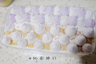 19、	两个不同颜色是一个是芋泥奶油，一个是奶油芋泥，也就是一个奶油多一点一个是芋泥多一点，这样穿插起来裱花会更好看而且吃起来口感更丰富