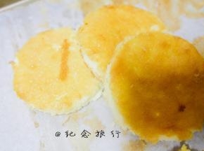 20、	将蛋糕用圆形模具压出圆片备用