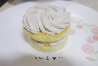 21、	一层蛋糕一层芋泥奶油，中间夹一些芋泥即可