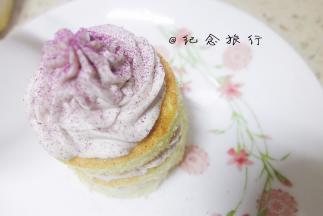 22、	最后挤上芋泥奶油撒上紫薯粉就完成啦