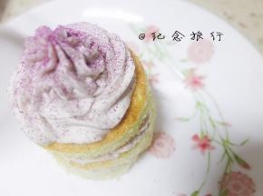 22、	最后挤上芋泥奶油撒上紫薯粉就完成啦