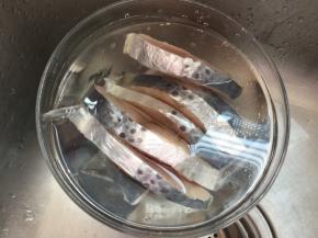 鱼先洗净，泡去血水