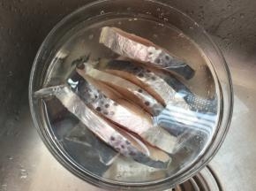 鱼先洗净，泡去血水