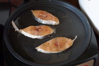 然后电饼铛倒入适量油，放入腌制好的马鲛鱼