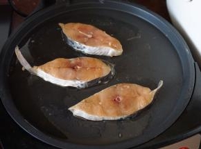然后电饼铛倒入适量油，放入腌制好的马鲛鱼
