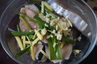 马鲛鱼切片后加入姜丝、蒜末、葱段