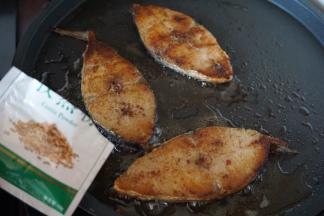 煎至表面金黄色后撒入孜然粉